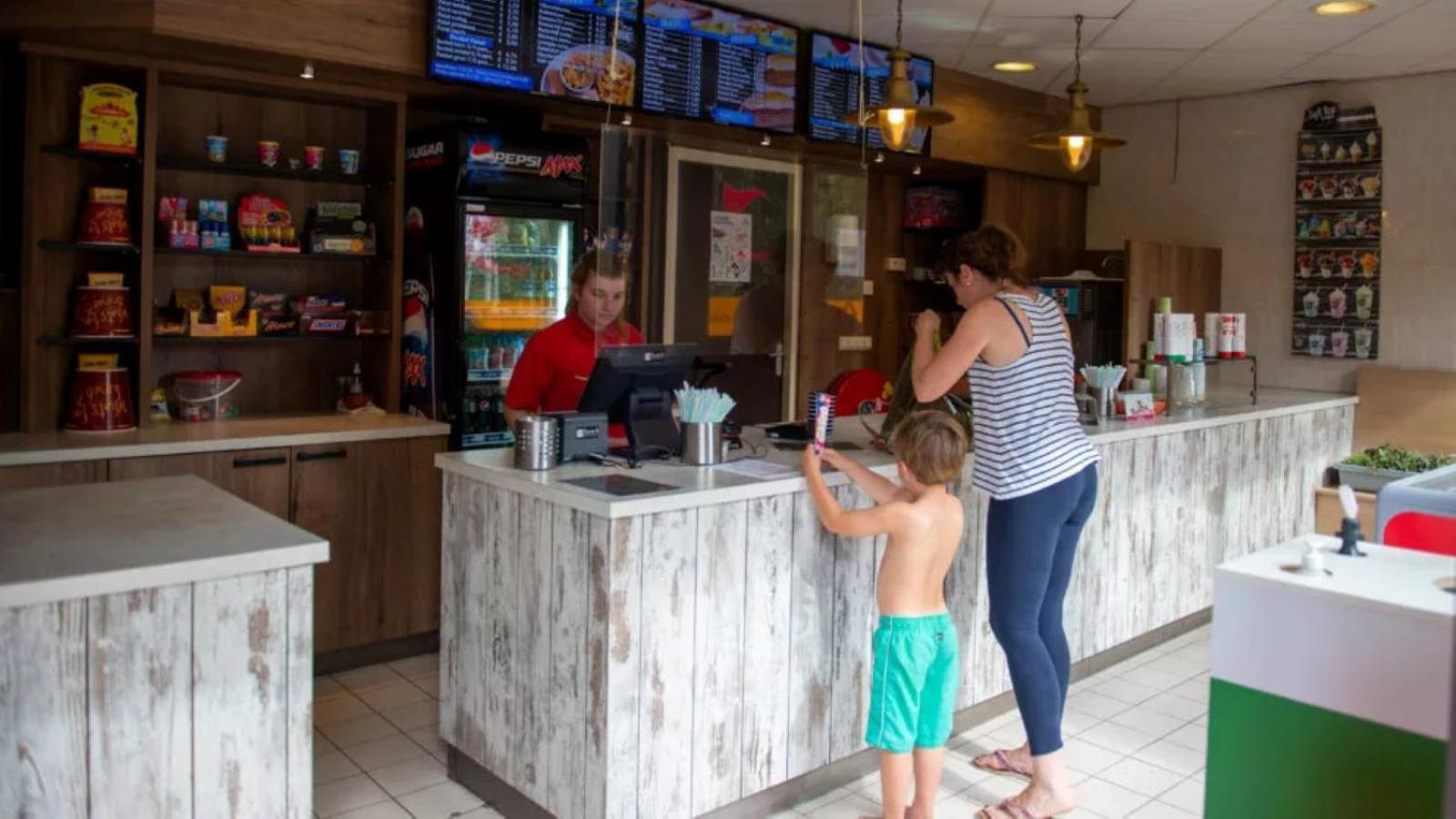 Suameer Kajuit423 6Pers 5Sterren Vakantiepark Bergumermeer Aan Het Water In Friesland Met Zwembadヴィラ エクステリア 写真